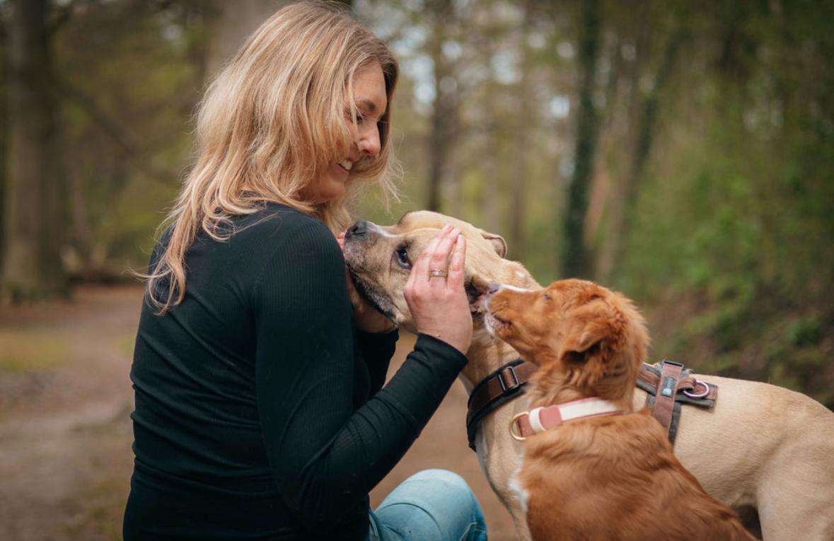 Renée Noor van Spin en Kwispel buiten met haar honden | One Day Site